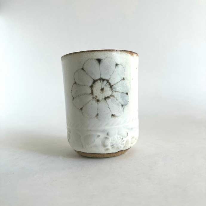 Spako Clay Mug 001 white glaze single flower