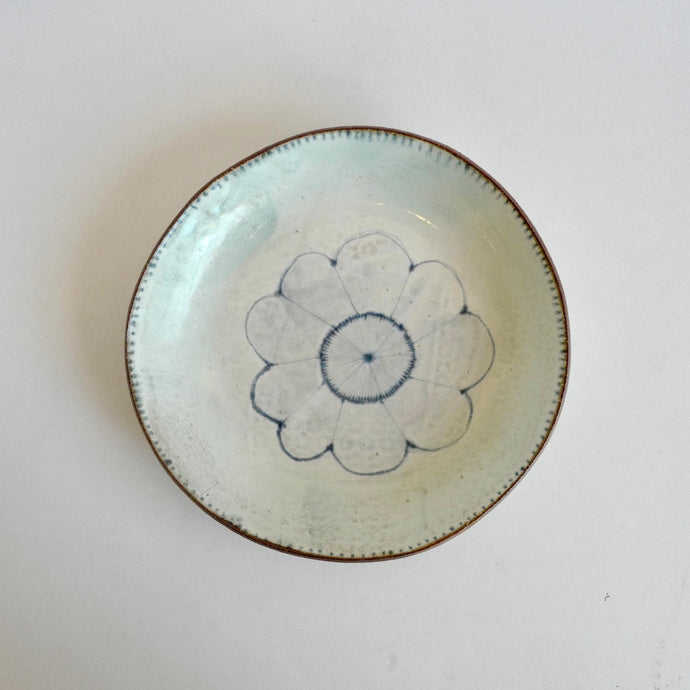 Single large blue flower pattern on 10