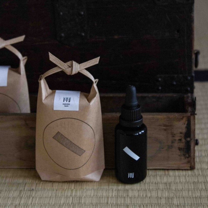 AOIRO HAKUDO RAIN BOTANICAL ROOM ESSENCE OIL bottle and packaging