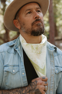 Man wearing "Buenos Tiempos" bandana