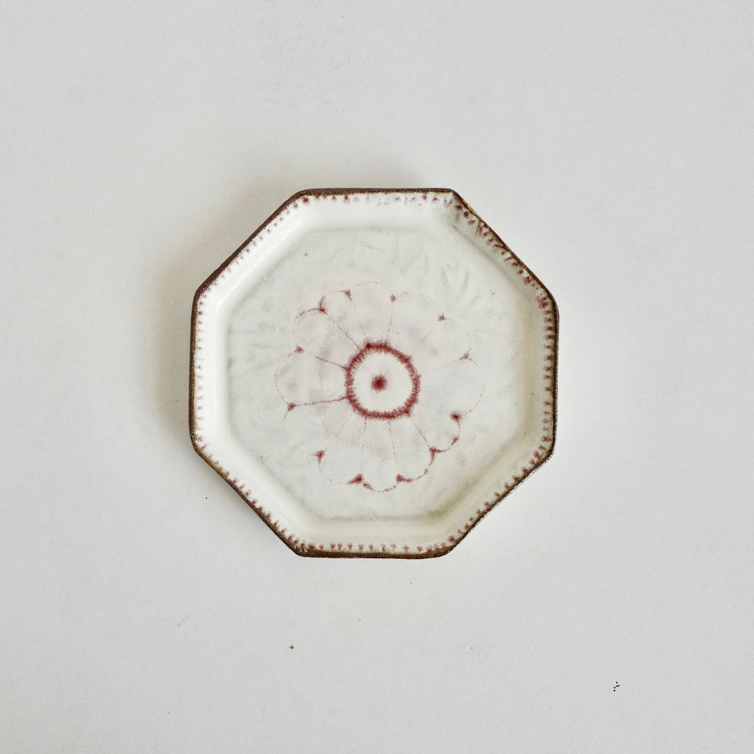 Single red flower pattern octagon plate