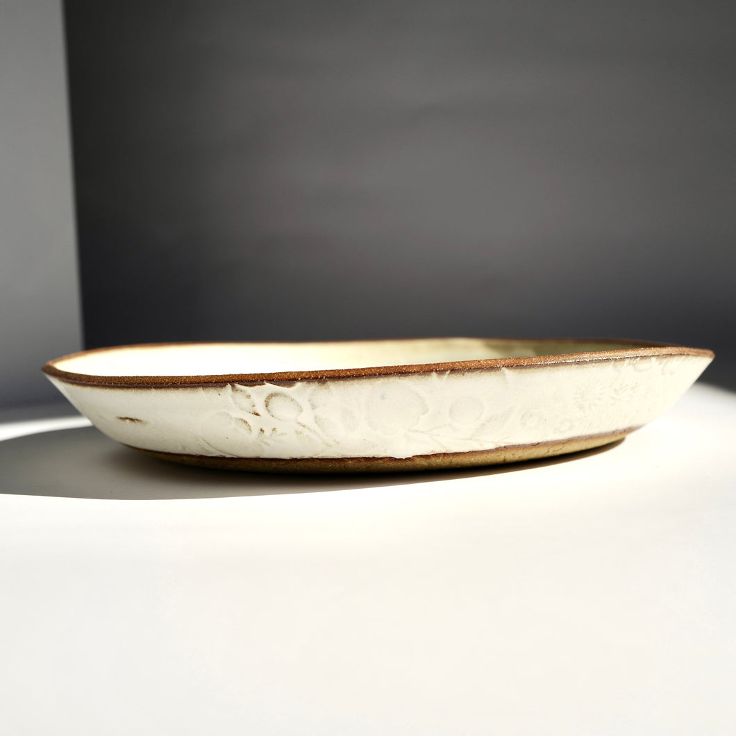 Spako Clay 10” Dinner Plate No. 7 side view texture and white glaze. 