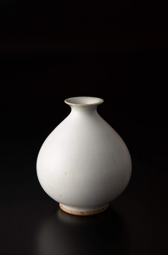 ZANSETSU / Ichirinzashi Ceramic Vase in a black background 